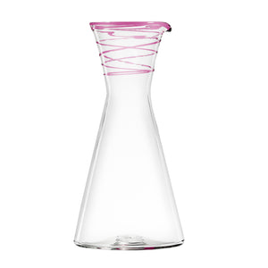 Mundblæst juicekande i glas med lyserød kant - designet af Pernille Bülow