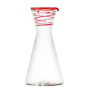 Mundblæst juicekande i glas med rød kant - designet af Pernille Bülow