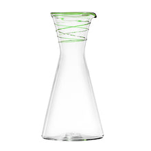 Mundblæst juicekande i glas med grøn kant - designet af Pernille Bülow