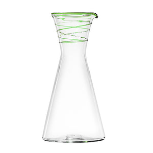 Mundblæst juicekande i glas med grøn kant - designet af Pernille Bülow