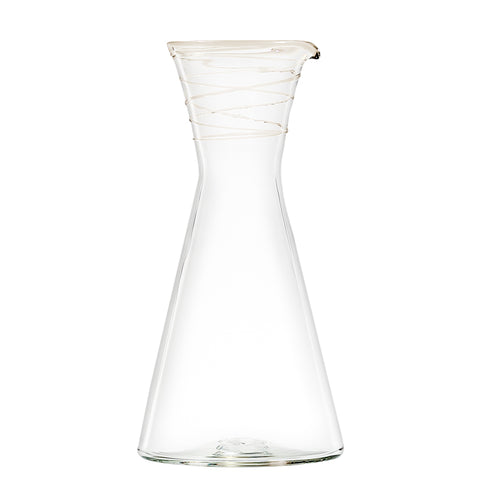 Mundblæst juicekande i glas med beige kant - designet af Pernille Bülow